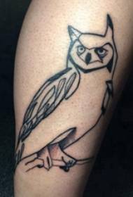 minimalistinės linijos tatuiruotės vyriškas kotas ant juodos pelėdos tatuiruotės paveikslėlio
