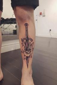 Tatuaje de macho europeo en tatuaxe de becerro na foto e tatuaxe do puñal
