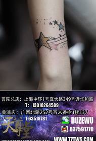 knabino pojno tendenco modo kvin-pinta stelo tatuaje ŝablono