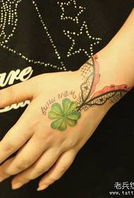 tjej armband spetsar fyrklöver tatuering med klöver armband
