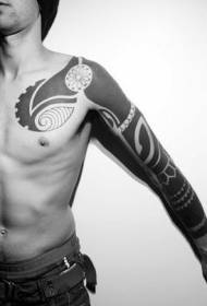Modello di tatuaggio maschile nero mezzo tribale vento