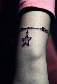 lány csuklójának ötágú csillag karkötő tetoválás mintája