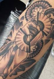 Tatuaggio di vitello europeo Vitello da ragazzo su immagine di tatuaggio di geisha nera