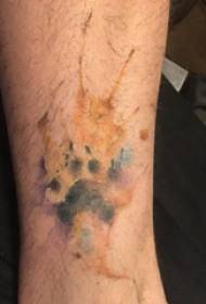 Tattoos me bojë për ngjyrën për viçin e burrave në fotot me tatuazhe të shpërndara me ngjyra