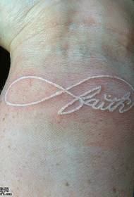 Immagine invisibile bianca del tatuaggio con lettera infinita al polso