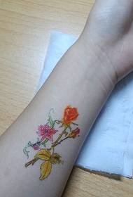tatuaggio floreale di colore abbagliante bello e bello