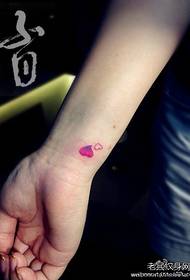 लड़की कलाई छोटे प्यार टैटू पैटर्न
