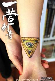 გოგონა მაჯის ლამაზი ყოვლისმომცველი თვალის tattoo ნიმუში