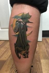 Perna masculina de tatuagem de bezerro europeu na imagem de tatuagem de morcego colorido
