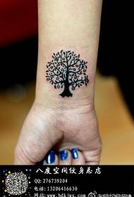 девочка запястье маленькое и нежное маленькое дерево с татуировкой