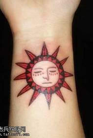 ručni uzorak totem za tetovažu sunca