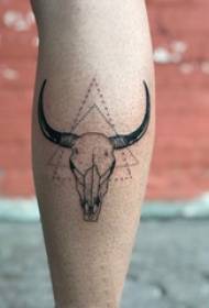 Tatuaggio di cranio di pecora con gambo maschio su triangolo e foto di tatuaggio di cranio di pecora