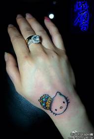 meitenes plaukstas locītavas gudrs kaķis ar vainaga tetovējuma modeli