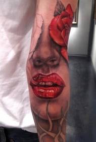 krahë e mrekullueshme gjysma e fytyrës femra me model të tatuazheve të trëndafilave të ngritur