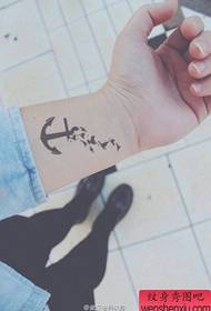 Pojno malgranda freŝa ankro tatuaje ŝablono