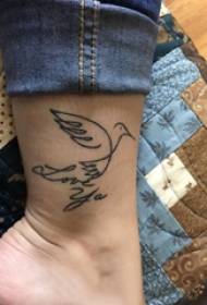 апстрактна линија тетоважа девојче теле на црна птица тетоважа слика