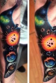realistyczne malowanie ramienia i wzór tatuażu astronautów