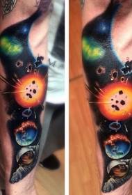 spazio di pittura realistica braccio e disegno del tatuaggio dell'astronauta