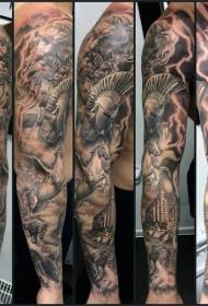 Руки великолепных черно-серых греческих идолов с татуировками воинов