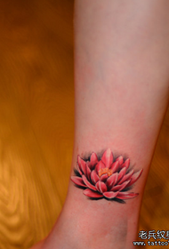 naisen ranteen väri lotus-tatuointikuvio