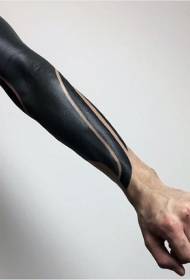 model de tatuaj braț negru simplu cu suprafață mare
