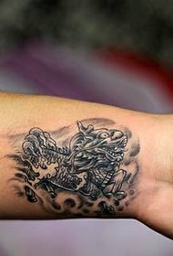 Tattoo Network consiglia un modello di tatuaggio unicorno tradizionale da polso