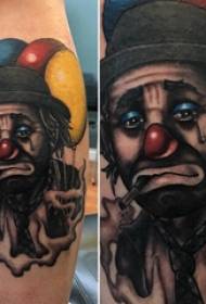 gambo del tatuaggio del pagliaccio maschio sull'immagine triste del tatuaggio del pagliaccio