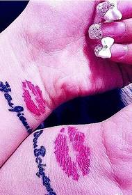 pergelangan tangan pasangan terlihat tato Inggris yang indah