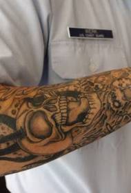 brazo patrón de tatuaxe de esquina de terror gris