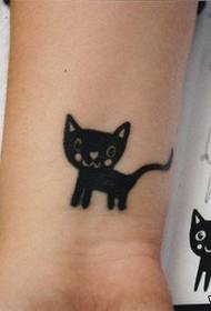 djevojka zapešće mali i sladak uzorak tetovaža mačića