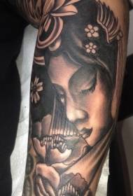 手臂神奇的黑色可爱亚洲艺妓和花朵纹身图案