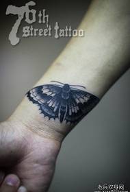håndleddetrend vakkert svart grått sommerfugl tatoveringsmønster