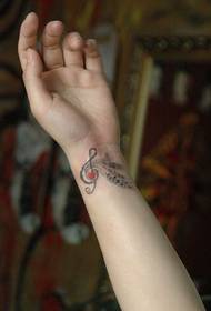 modello di tatuaggio nota popolare moda polso ragazza