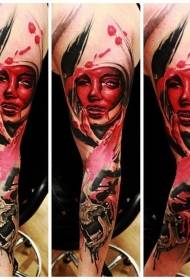 lielas asiņainas sieviešu portreta piedurknes ar galvaskausa tetovējuma rakstu