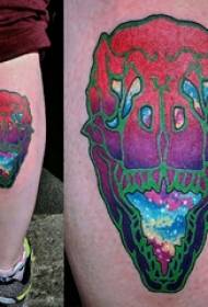 Tetovētās krāsas vīriešu dzimuma teļi uz krāsotiem tetovējuma attēliem
