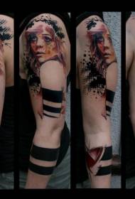 portrait de femme bras couleur et motif de tatouage brassard noir