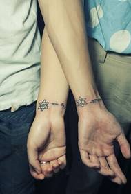Tatuaggio di totem di bella coppia di polso