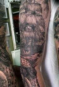 手臂惊人的黑灰海盗船与骷髅纹身图案