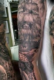 arm erstaunlech schwaarz groe Pirateschëff mat Schädel Tattoo Muster