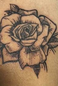 Tattoo джала мужчынскі хвосцік на малюнку татуіроўкі чорнай ружы