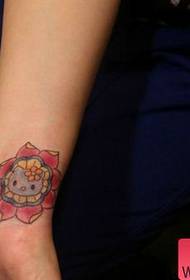 Tattoo show bar ကလက်ကောက်ဝတ် Kitty ကြောင်တက်တူးထိုးပုံစံကိုထောက်ခံခဲ့ပါတယ်