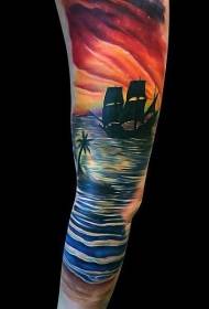 Великолепный красивый красочный закат с рисунком татуировки на лодке и пальме