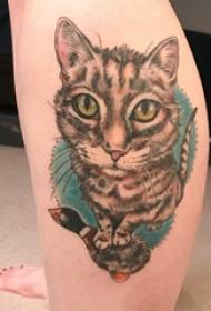 Eiropas teļa tetovējuma meitene teļa krāsainā kaķa tetovējuma attēlā