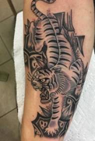 Tattoo ya ndama ya kiume ya Ulaya kwenye picha nyeusi ya tiger