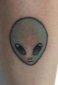 外星人纹身 男生小腿上彩色的外星人纹身图片