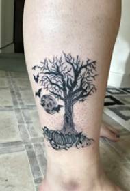 Garota de tatuagem de bezerro europeu bezerro na imagem de tatuagem de árvore grande e abóbora