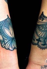 atsikana amawongolera zovala zapamwamba za tattoo
