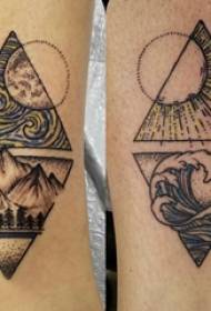 Tattoo լանդշաֆտի օրինակով տղաների հորթը եռանկյունու և լանդշաֆտային դաջվածքի վրա Նկար