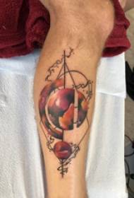 Stinco maschio tatuaggio europeo polpaccio su triangolo e pianeta tatuaggio foto