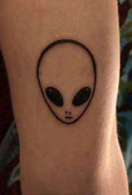 Alien tatuaż dziewczyna cielę na czarnym obrazie tatuaż obcych